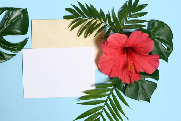 Bel Arrangement Carte Vide Enveloppe Fleurs Feuilles Palmier — Photo