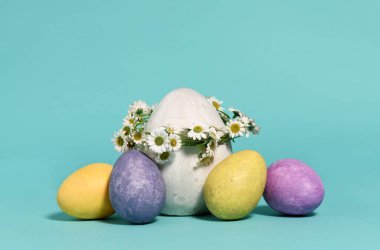 Renkli Paskalya yumurtaları ve papatya.