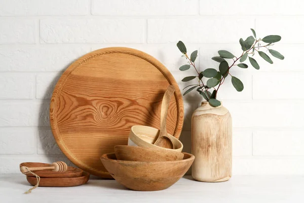 Arrangement Wooden Tableware White Brick Wall Background — Stock Photo, Image