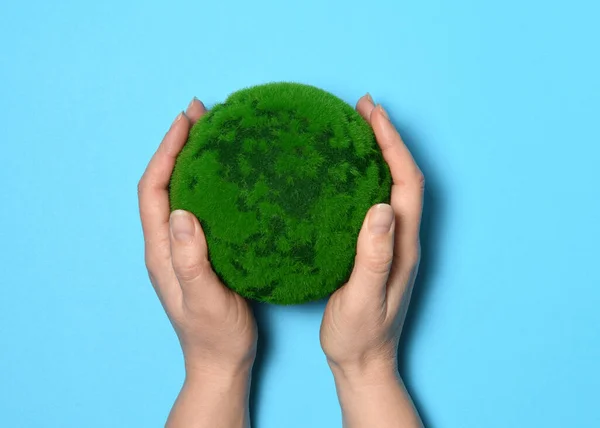 Hände Mit Einem Grünen Planeten Auf Hellblauem Hintergrund — Stockfoto