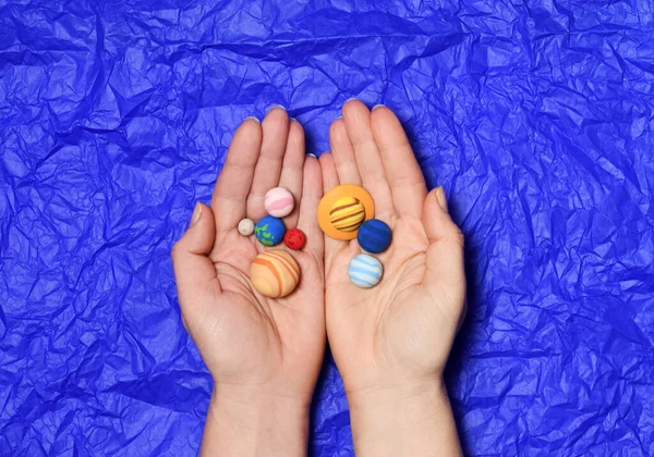 Hände Mit Kleinen Planeten Sonnensystem Auf Blauem Hintergrund — Stockfoto