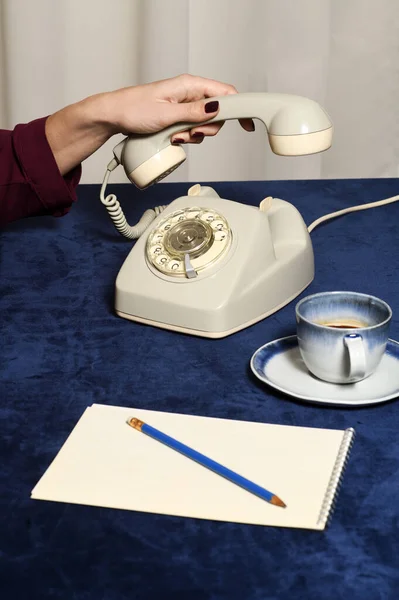 Klasik Telefon Ahizesini Elinde Tutan Bir Kadın — Stok fotoğraf