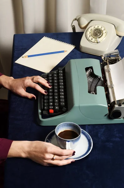 Mujer Trabajando Con Máquina Escribir Vintage — Foto de Stock