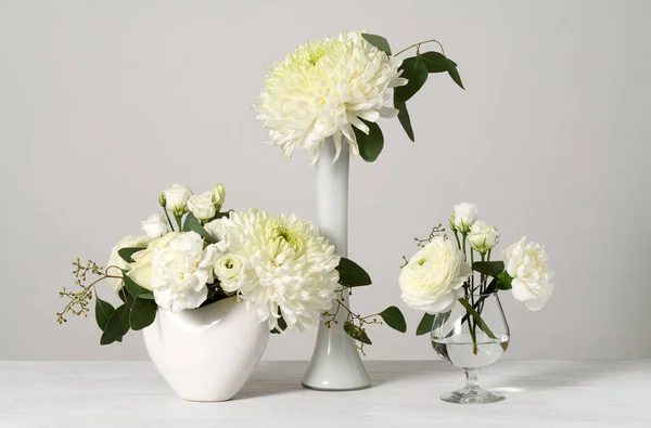 Gyönyörű Fehér Virágok Elrendezése — Stock Fotó