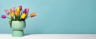 Bir buket çok renkli güzel laleler