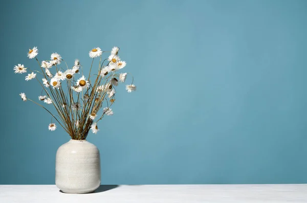 Красивий Букет Сухих Квітів Синій Стіні — стокове фото