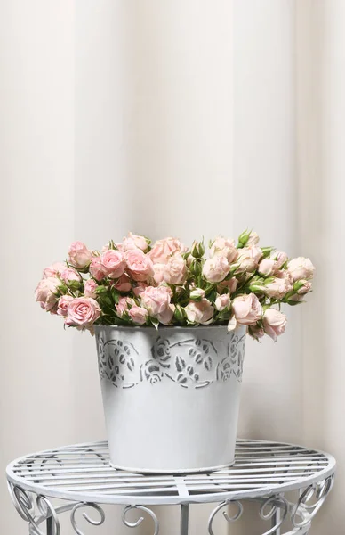 Krásná Kytice Malých Růžových Růží Béžovém Pozadí — Stock fotografie