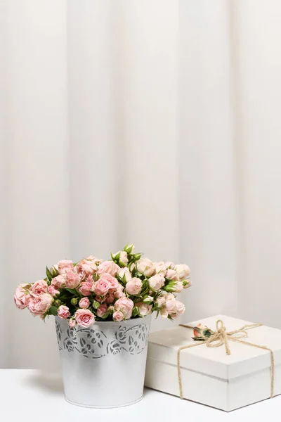 Krásná Kytice Malých Růžových Růží Zdobený Dárek — Stock fotografie
