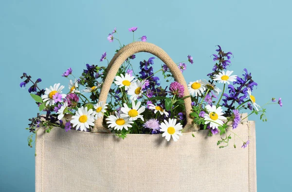 Beige Katoenen Draagtas Met Wilde Bloemen Een Lichtblauwe Achtergrond — Stockfoto