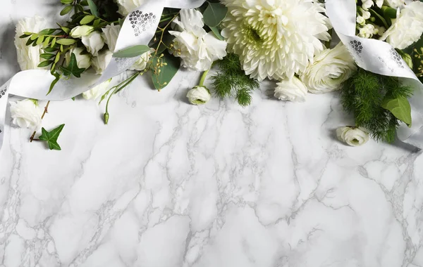 Határa Gyönyörű Fehér Virágok Márvány Háttér — Stock Fotó
