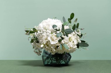 Yeşil arka planda güzel beyaz bir buket