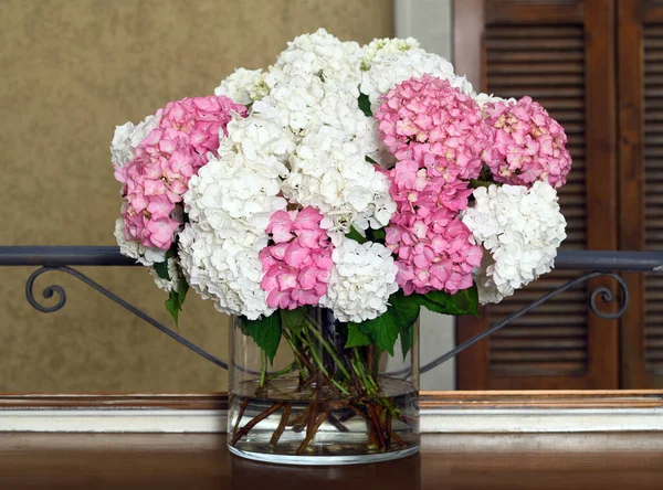 Beautiful Hydrangea Bouquet Vintage Italian Window — Stockfoto