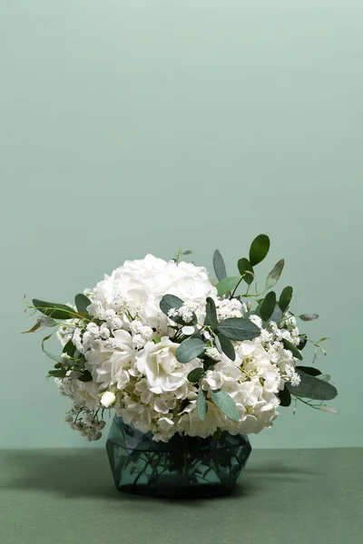 Gyönyörű Fehér Csokor Zöld Háttér — Stock Fotó