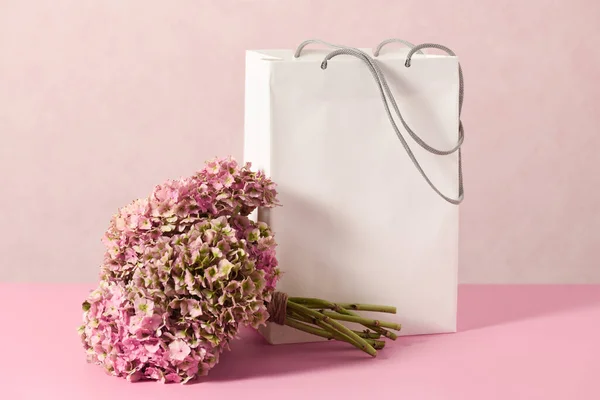 White Shopping Bag Beautiful Bouquet Pink Background —  Fotos de Stock