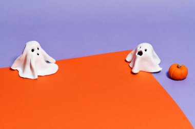 Menekşe ve turuncu balkabaklı komik hayaletler.