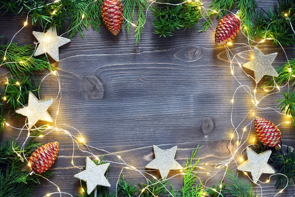 Tannenzweige Mit Weihnachtsschmuck Auf Holzgrund — Stockfoto