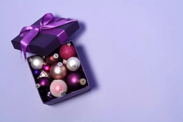 Viotet Doos Met Kleurrijke Kerstballen — Stockfoto