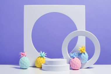 Çemberli şablon, duruş ve mor arkaplanda renkli ananaslar