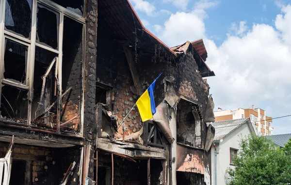 Casa Com Bandeira Ucraniana Destruída Por Armas Russas Atrocidades Exército — Fotografia de Stock