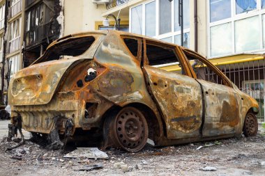 Otomobil ve Rus silahlarıyla yok edilen sivillerin evleri. Rus ordusunun Kyiv (Irpin) banliyölerindeki vahşeti. Rusya 'nın Ukrayna' ya karşı savaşı.