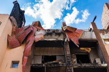 Binanın bir kısmı Rus ordusu tarafından Kyiv (Irpin) banliyösünde yok edildi. Binada mermi kovanlarından izler var. Rusya 'nın Ukrayna' ya karşı savaşı.