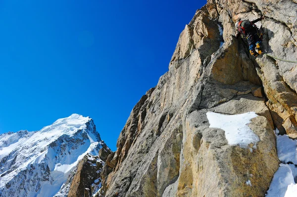 Dağcı dağın zirvesine ulaşan — Stok fotoğraf