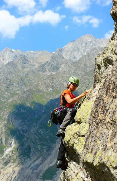 Der Bergsteiger bei der Eroberung des Felsens — Stockfoto