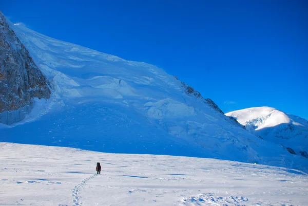 Sport ekstremalny. samotny pieszych wędrówek w górach zimą — Zdjęcie stockowe