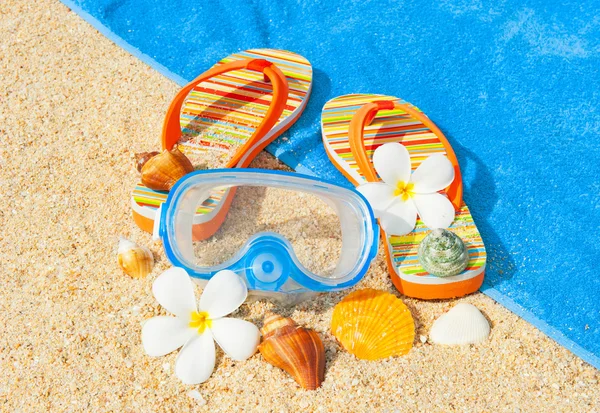 Conchas marinas, máscara de buceo y sandalls en la playa —  Fotos de Stock