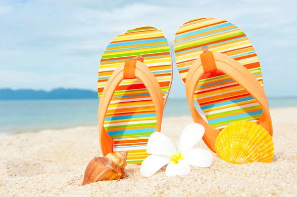 Sandaler på en strand — Stockfoto