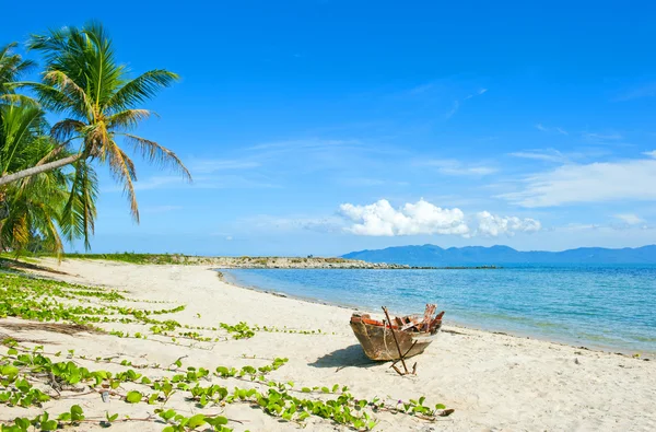 Stary rybak łodzi z kotwicy na plaży — Zdjęcie stockowe