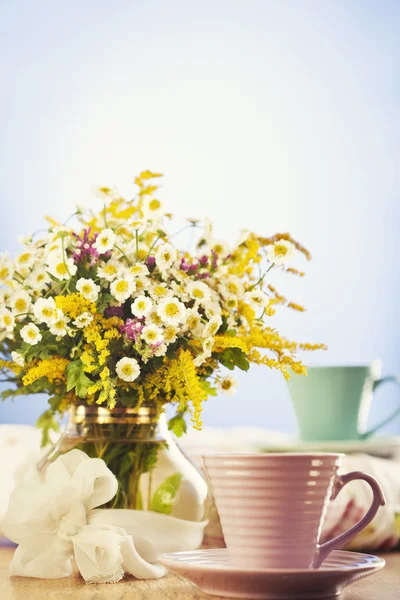 二人でお茶と夏の花 — ストック写真