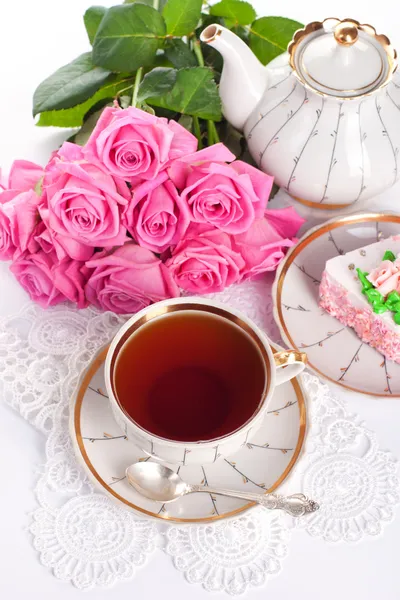 Chalupa de chá e rosas — Fotografia de Stock