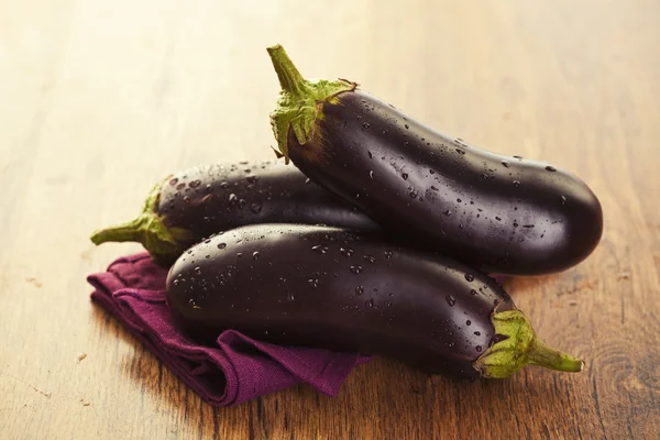 Ruwe aubergines — Stockfoto