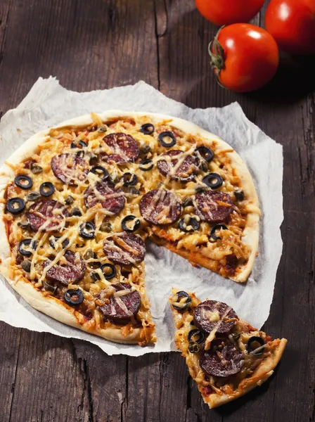 Sabrosa pizza de salami — Foto de Stock