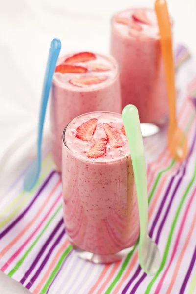 Yoghurt with strawberries — Stock Photo, Image