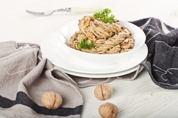 Nudeln mit Walnuss-Pesto — Stockfoto