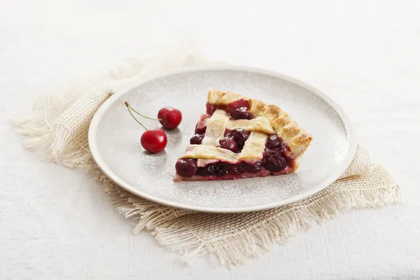 Pedazo de pastel de cereza — Foto de Stock