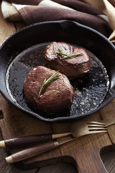 Steak de boeuf dans la casserole — Photo