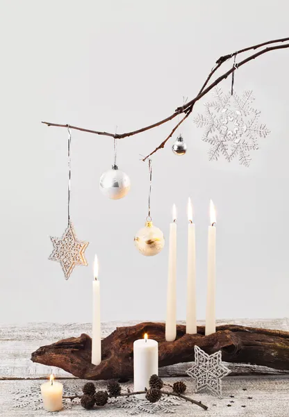 Kerstkaarsen en decoraties — Stockfoto