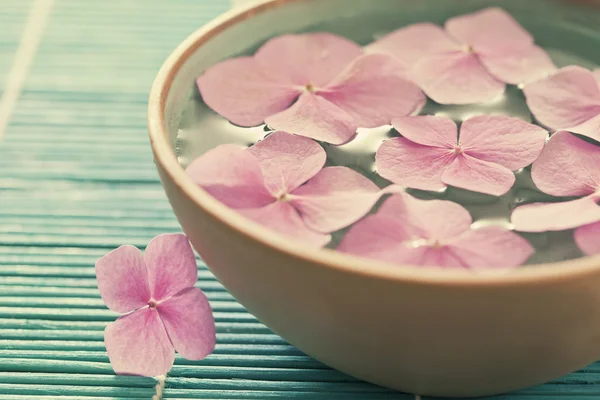 Flowers in bowl of water — Stock Photo, Image