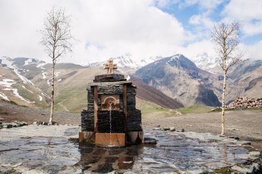Quelle in der Nähe von Tsminda Sameba, Georgien