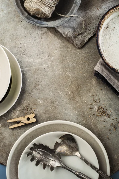 灰色の石のバックラウンドのヴィンテージ食器カトラリー — ストック写真