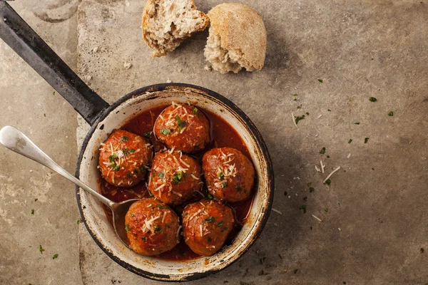 Frikadellen in der Pfanne — Stockfoto