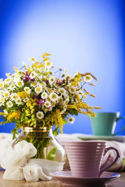 Tea and wildflowers — Stock Photo, Image