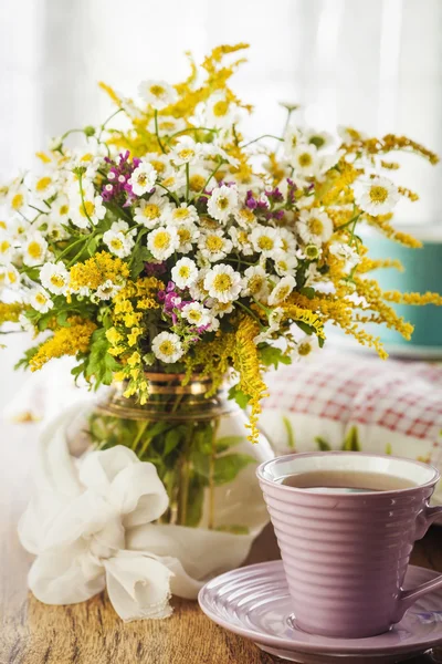 Tea and wildflowers — Stock Photo, Image