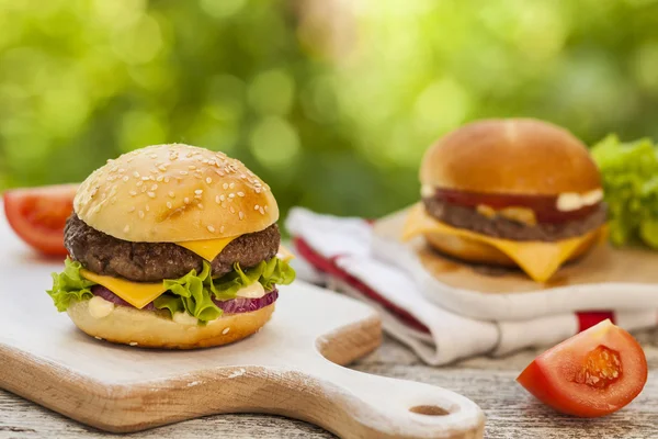 Hamburgery serwowane na świeżym powietrzu — Zdjęcie stockowe