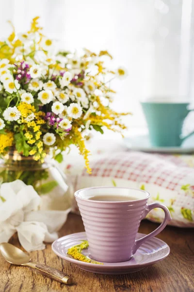 Çay ve kır çiçekleri — Stok fotoğraf