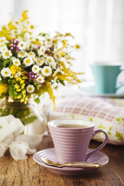 お茶と野生の花 — ストック写真