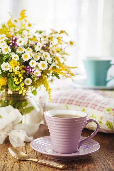 Tea and wildflowers — Stock Photo, Image